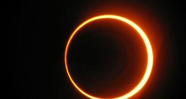 Heute Abend wird es plötzlich dunkel: Grund dafür ist eine partielle Sonnenfinsternis. Martin Henzen, Präsident der Astronomischen Gesellschaft Oberwallis, erklärt das Phänomen.