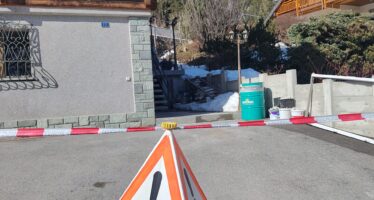 Vorsorgliche Evakuierung von 18 Personen nach Steinschlag in St. Niklaus.