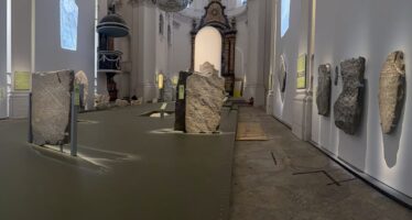 Die Ausstellung « Die [Un]Sterblichen » macht die Geschichte der 4500 Jahre alten Stelen von Sitten erlebbar.