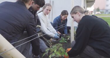 Vom Schulzimmer in den Garten: Studierende des Kollegiums Spiritus Sanctus setzen aktuell die gelernte Theorie in die Praxis um