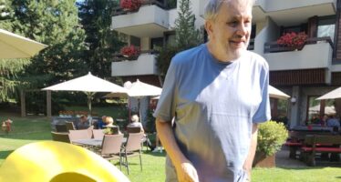Kanal9 Sommerserie: « Ds Niini unnerwägs » trifft heute in Saas-Fee einen der grössten Philosophen unserer Zeit.