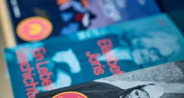 Ein Zeichen für Walliser Literatur: Ausgewählte zeitgenössische Werke tragen ab sofort ihren eigenen Sticker.