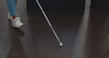 Blinde machen Standaktion in Visp: Mit Augenklappe und Blindenstock können sehende Menschen versuchen, sich in die Situation blinder Menschen hineinzuversetzen.