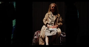 «Who plays who?»: Marthe Keller retrouve son rôle de femme mystère mise en scène par Sandra Gaudin