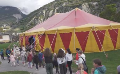 Zirkuswoche “Balloni”: Die Schulregion Leuk erlebt aktuell eine alternative Schulwoche mit viel Spass und Geschicklichkeit