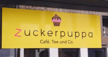 Lupfiger Saisonstart: Die gesamte Belegung des Kulturcafés Zuckerpuppa in Naters freut sich auf ein spannendes Jahr mit einigen Neuigkeiten