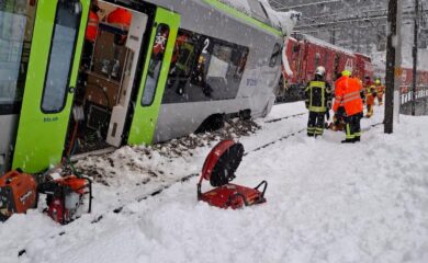 Schreckmoment in Goppenstein: Ein Zug der BLS kollidiert mit einer Lawine und entgleist.