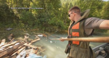 Schweizer Armee räumt den durch den Bergsturz entstandenen See im Lötschentaler Blatten von Schwemmholz und Trümmern