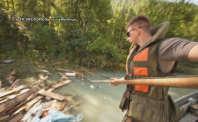 Schweizer Armee räumt den durch den Bergsturz entstandenen See im Lötschentaler Blatten von Schwemmholz und Trümmern