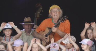 Sommer Festival belebt Dorfkern von Lax, mittendrin: Schweizer Liedermacher Linard Bardill