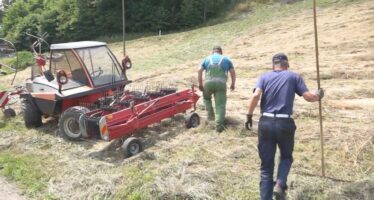 Caritas-Bergeinsatz: Freiwillige unterstützen Bergbauernfamilien