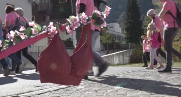 Gemeinsam gegen Brustkrebs: Rund 150 Menschen setzen mit einem Solidaritätswalk in Visp ein Zeichen der Solidarität