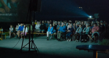 Filmpremiere im Bergdorf: “Bratsch – ein Dorf macht Schule” wird erstmals im Dorf gezeigt