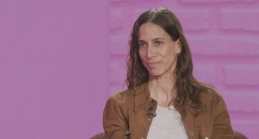 « Komfortzona »: Carina Pousaz erzählt, wie sie Tanz, Theater und Zirkus zu einzigartigen Performances verbindet. Sie spricht über den Weg als Bewegungsschauspielerin, den Umgang mit Unsicherheiten im Künstlerberuf und die Bedeutung der Bühne für ihr Leben.