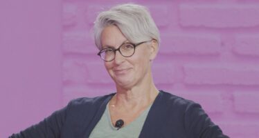« Komfortzona »: Carmen Bregy ist in Gampel aufgewachsen und lebt seit über 30 Jahren in Basel. Die Kulturunternehmerin ist neu verantwortlich für das Programm des Festivals BergBuchBrig. Carmen Bregy setzt sich als Feministin für die Anliegen von Frauen ein.