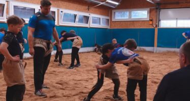 Hoher Besuch im Visper Schwingkeller: Nachwuchsschwinger treffen trainieren mit Profi Curdin