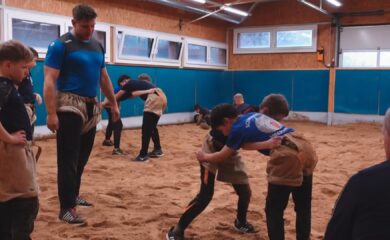 Hoher Besuch im Visper Schwingkeller: Nachwuchsschwinger treffen trainieren mit Profi Curdin