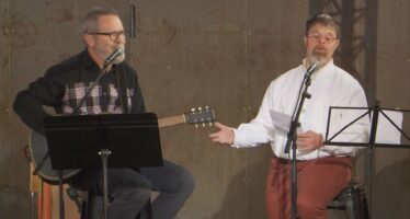 Inklusives Duo: Andreas Rubin und Jean-Marc Briand begeistern mit Poesie und Musik in der Sendung « Eifach Gfregt »