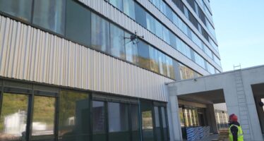 Waschservice mal anders: Die Fassade des Neubaus des Spital Brig wird diese Tage mit einer Drohne gereinnigt.