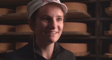 Portrait: Isaline Zufferey, l&rsquo;une des rares maîtres-fromagères suisse œuvre à Anniviers