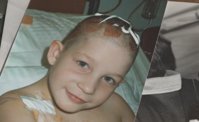 Audrey Coupey (34) aus Arbaz erlitt als siebenjähriges Kind schwerste Verbrennungen. Jetzt macht sie den Brandopfern von Crans-Montana Mut.