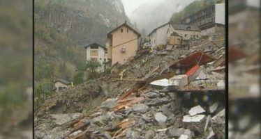 Am 14. Oktober 2000 zerstört ein Erdrutsch grosse Teile von Gondo und begräbt 13 Menschen unter sich
