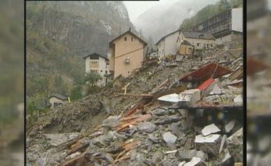 Am 14. Oktober 2000 zerstört ein Erdrutsch grosse Teile von Gondo und begräbt 13 Menschen unter sich