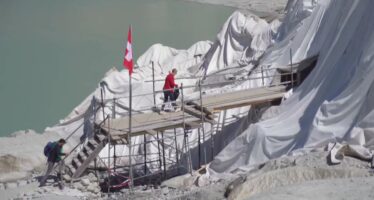 Glacier du Rhône: entre bâches plastiques et glaces, une grotte en sursis