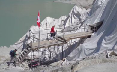 Glacier du Rhône: entre bâches plastiques et glaces, une grotte en sursis