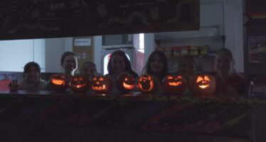 Halloween in der Jugendarbeitsstelle Briglina: Von Kürbisschnitzen bis zu Dekorieren