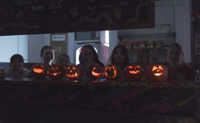 Halloween in der Jugendarbeitsstelle Briglina: Von Kürbisschnitzen bis zu Dekorieren
