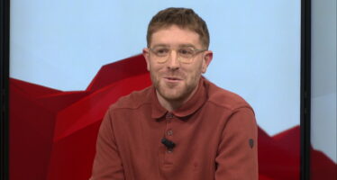 Adrian Schwery passe des réseaux sociaux aux planches avec son spectacle «En Roux libre»