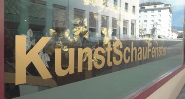 21 Künstler:innen verwandeln die Briger Innenstadt und ihre Läden in einen einzigen grossen Ausstellungsraum