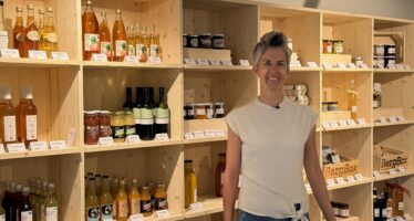 Der Hofladen Wallis am Landwirtschaftszentrum Visp ist gut gestartet. Karin Oesch, Leiterin des Landwirtschaftszentrums, zeigt uns das Angebot der regionalen Produzenten.