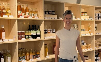 Der Hofladen Wallis am Landwirtschaftszentrum Visp ist gut gestartet. Karin Oesch, Leiterin des Landwirtschaftszentrums, zeigt uns das Angebot der regionalen Produzenten.