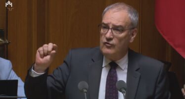 Guy Parmelin aimerait que les Suisses boivent plus, des Valaisannes réagissent