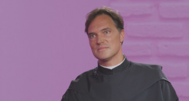 « Komfortzona »: Pater Aaron Brunner aus Eischoll lebt als Benediktinermönch im Kloster Einsiedeln. Er hinterfragt das Zölibat und die Rolle der Frau in der römisch-katholischen Kirche.