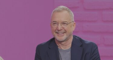 “Komfortzona”: Patrick Rohr ist Journalist, Fotograf und Kommunikationsexperte. Nach seiner SRF-Zeit arbeitet er heute weltweit als Fotojournalist, Autor und Kommunikationstrainer – immer mit dem Fokus auf Menschen und echte Begegnungen.