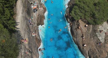 Les Marécottes: l&rsquo;autorisation du burkini à la piscine fait des vagues jusqu&rsquo;au parlement