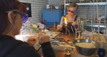Glasblasen in Raron: Lea und Claudia gehen in ihrem Atelier ihrer Passion nach