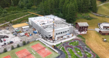 Im Endspurt: Die Erlebnisbank-Arena im Saastal nimmt Form an