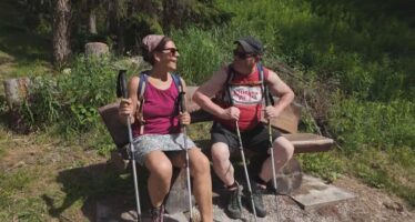 À la recherche d’air frais, les touristes grimpent en montagne