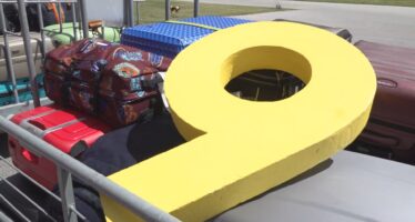 Kanal9 Sommerserie « Ds Niini unnerwägs » zwischen Bergen und Propellern am Flughafen