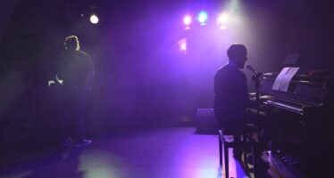 Zwischen Wortwitz, Gesellschaftskritik und musikalischem Widerstand: Wort + Totschlag wollen die Revolution.